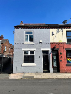 Modern House sleeps 10 mins from Manchester